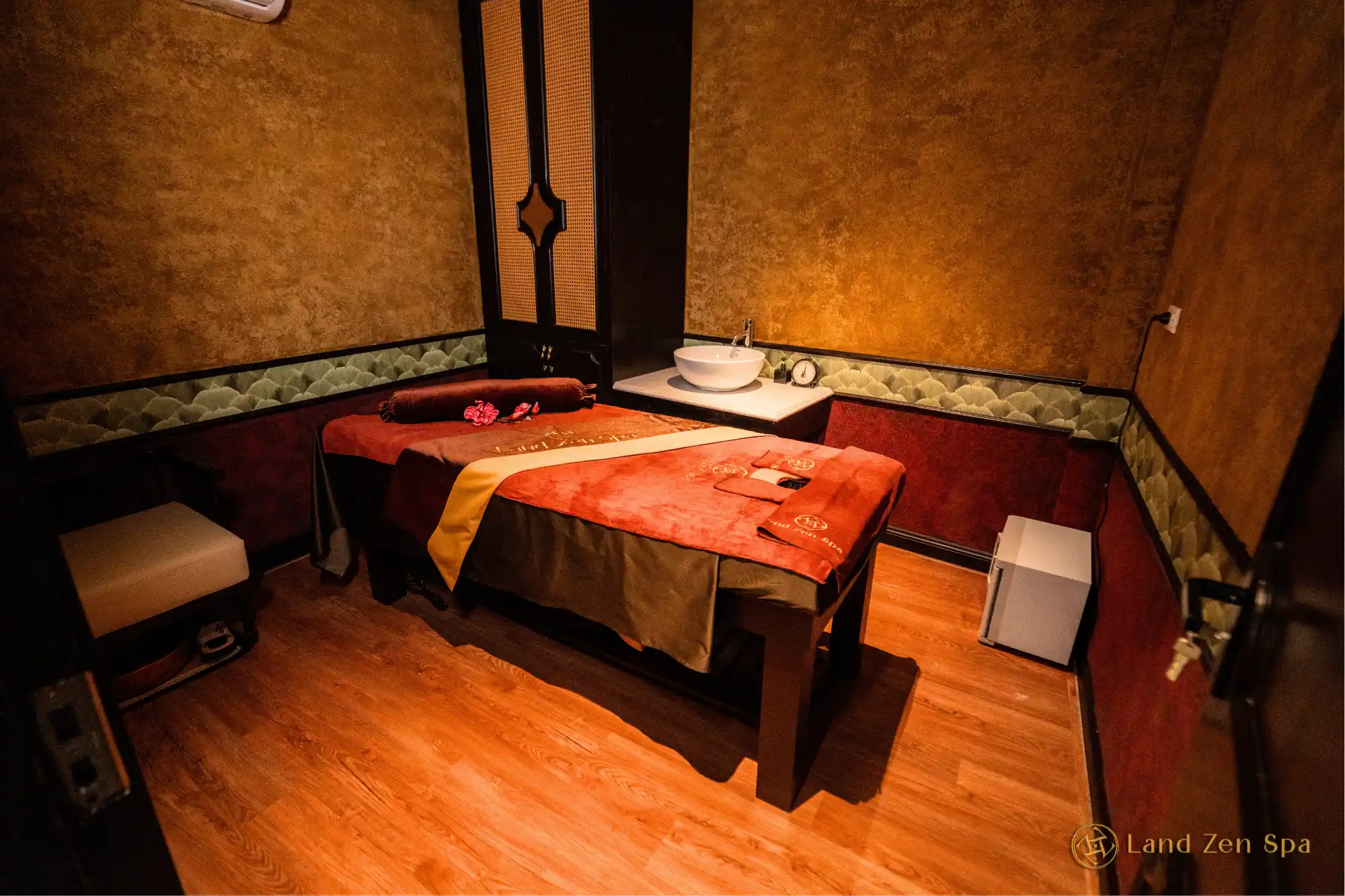 在體驗河內夜幕降臨後的活力氛圍後，前往 Land Zen Spa 放鬆身心。